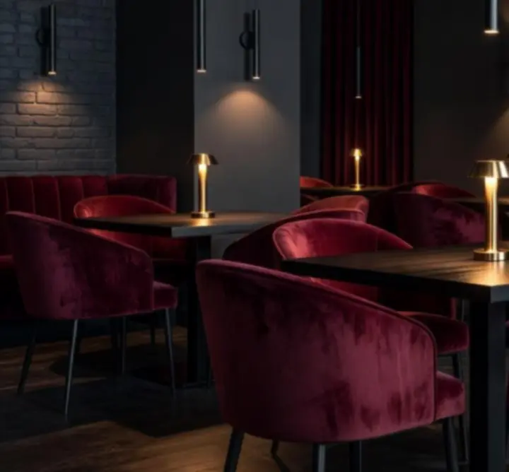 Hangulatos, mélyzöld és arany részletekkel kialakított lounge tér ambient fényekkel